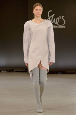 SEMILETOVA podyumunda bir model yürüyor. Sonbahar-Kış 2020-21. Global Yetenekler Dijital. 04 Eylül 2020, Moskova, Rusya.