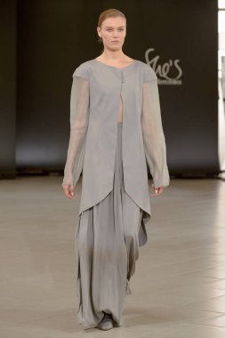 SEMILETOVA podyumunda bir model yürüyor. Sonbahar-Kış 2020-21. Global Yetenekler Dijital. 04 Eylül 2020, Moskova, Rusya.