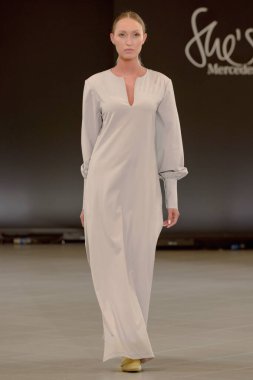 SEMILETOVA podyumunda bir model yürüyor. Sonbahar-Kış 2020-21. Global Yetenekler Dijital. 04 Eylül 2020, Moskova, Rusya.