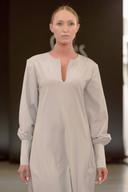 SEMILETOVA podyumunda bir model yürüyor. Sonbahar-Kış 2020-21. Global Yetenekler Dijital. 04 Eylül 2020, Moskova, Rusya.