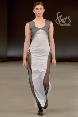 SEMILETOVA podyumunda bir model yürüyor. Sonbahar-Kış 2020-21. Global Yetenekler Dijital. 04 Eylül 2020, Moskova, Rusya.