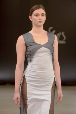 SEMILETOVA podyumunda bir model yürüyor. Sonbahar-Kış 2020-21. Global Yetenekler Dijital. 04 Eylül 2020, Moskova, Rusya.