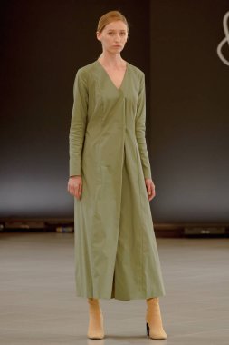 SEMILETOVA podyumunda bir model yürüyor. Sonbahar-Kış 2020-21. Global Yetenekler Dijital. 04 Eylül 2020, Moskova, Rusya.