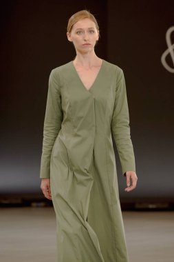 SEMILETOVA podyumunda bir model yürüyor. Sonbahar-Kış 2020-21. Global Yetenekler Dijital. 04 Eylül 2020, Moskova, Rusya.