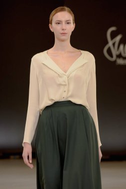 SEMILETOVA podyumunda bir model yürüyor. Sonbahar-Kış 2020-21. Global Yetenekler Dijital. 04 Eylül 2020, Moskova, Rusya.