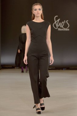 SEMILETOVA podyumunda bir model yürüyor. Sonbahar-Kış 2020-21. Global Yetenekler Dijital. 04 Eylül 2020, Moskova, Rusya.