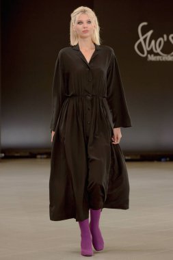 SEMILETOVA podyumunda bir model yürüyor. Sonbahar-Kış 2020-21. Global Yetenekler Dijital. 04 Eylül 2020, Moskova, Rusya.