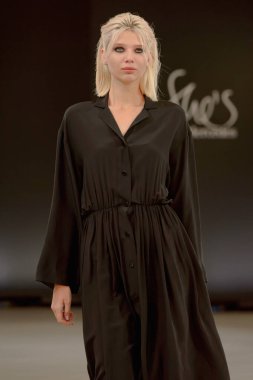 SEMILETOVA podyumunda bir model yürüyor. Sonbahar-Kış 2020-21. Global Yetenekler Dijital. 04 Eylül 2020, Moskova, Rusya.