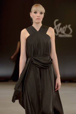 SEMILETOVA podyumunda bir model yürüyor. Sonbahar-Kış 2020-21. Global Yetenekler Dijital. 04 Eylül 2020, Moskova, Rusya.