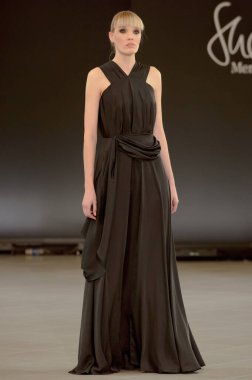 SEMILETOVA podyumunda bir model yürüyor. Sonbahar-Kış 2020-21. Global Yetenekler Dijital. 04 Eylül 2020, Moskova, Rusya.