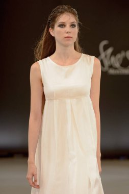 SEMILETOVA podyumunda bir model yürüyor. Sonbahar-Kış 2020-21. Global Yetenekler Dijital. 04 Eylül 2020, Moskova, Rusya.