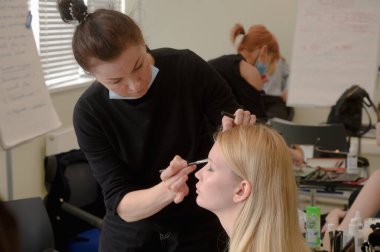 Sahne arkası: Modeller SEMILETOVA defilesine başlamadan önce makyaj ve saç stili yaparlar. Sonbahar-Kış 2020-21. Global Yetenekler Dijital. 04 Eylül 2020, Moskova, Rusya.