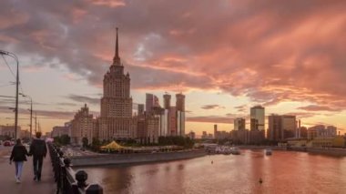 Radisson Oteli, eski Ukrayna. Gün batımındaki yedi Stalin gökdeleninden biri. Zaman Uygulaması.