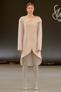 SEMILETOVA podyumunda bir model yürüyor. Sonbahar-Kış 2020-21. Global Yetenekler Dijital. 04 Eylül 2020, Moskova, Rusya.