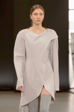 SEMILETOVA podyumunda bir model yürüyor. Sonbahar-Kış 2020-21. Global Yetenekler Dijital. 04 Eylül 2020, Moskova, Rusya.