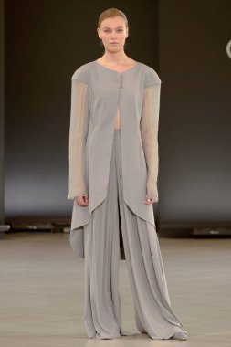 SEMILETOVA podyumunda bir model yürüyor. Sonbahar-Kış 2020-21. Global Yetenekler Dijital. 04 Eylül 2020, Moskova, Rusya.