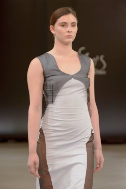 SEMILETOVA podyumunda bir model yürüyor. Sonbahar-Kış 2020-21. Global Yetenekler Dijital. 04 Eylül 2020, Moskova, Rusya.