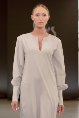 SEMILETOVA podyumunda bir model yürüyor. Sonbahar-Kış 2020-21. Global Yetenekler Dijital. 04 Eylül 2020, Moskova, Rusya.