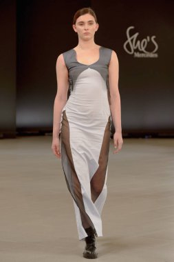 SEMILETOVA podyumunda bir model yürüyor. Sonbahar-Kış 2020-21. Global Yetenekler Dijital. 04 Eylül 2020, Moskova, Rusya.