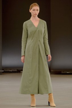 SEMILETOVA podyumunda bir model yürüyor. Sonbahar-Kış 2020-21. Global Yetenekler Dijital. 04 Eylül 2020, Moskova, Rusya.