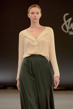 SEMILETOVA podyumunda bir model yürüyor. Sonbahar-Kış 2020-21. Global Yetenekler Dijital. 04 Eylül 2020, Moskova, Rusya.