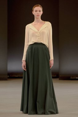 SEMILETOVA podyumunda bir model yürüyor. Sonbahar-Kış 2020-21. Global Yetenekler Dijital. 04 Eylül 2020, Moskova, Rusya.