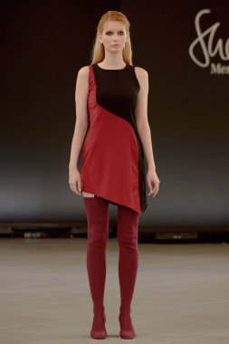 SEMILETOVA podyumunda bir model yürüyor. Sonbahar-Kış 2020-21. Global Yetenekler Dijital. 04 Eylül 2020, Moskova, Rusya.