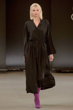 SEMILETOVA podyumunda bir model yürüyor. Sonbahar-Kış 2020-21. Global Yetenekler Dijital. 04 Eylül 2020, Moskova, Rusya.