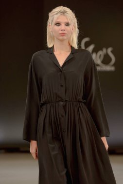 SEMILETOVA podyumunda bir model yürüyor. Sonbahar-Kış 2020-21. Global Yetenekler Dijital. 04 Eylül 2020, Moskova, Rusya.