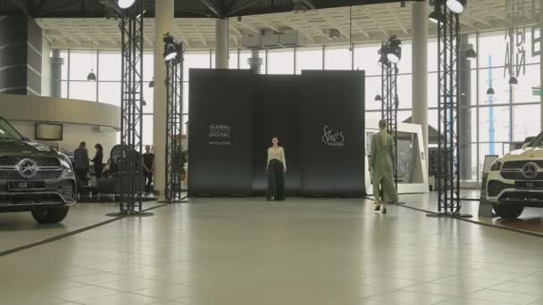 Model kráčí po ranveji na lávce SEMILETOVA. Podzim-Zima 2020-21. — Stock video