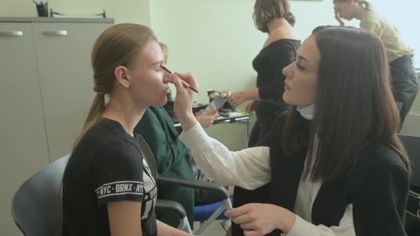 Modeller gör en make-up och frisyr innan du startar SEMILETOVA modevisning. — Stockvideo