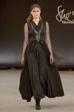 SEMILETOVA podyumunda bir model yürüyor. Sonbahar-Kış 2020-21. Global Yetenekler Dijital. 04 Eylül 2020, Moskova, Rusya.