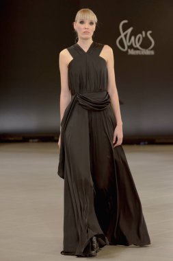 SEMILETOVA podyumunda bir model yürüyor. Sonbahar-Kış 2020-21. Global Yetenekler Dijital. 04 Eylül 2020, Moskova, Rusya.