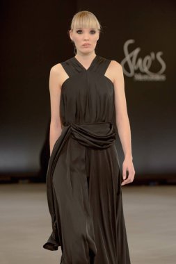 SEMILETOVA podyumunda bir model yürüyor. Sonbahar-Kış 2020-21. Global Yetenekler Dijital. 04 Eylül 2020, Moskova, Rusya.