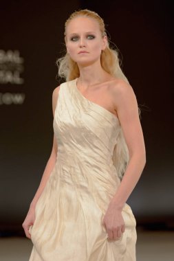 SEMILETOVA podyumunda bir model yürüyor. Sonbahar-Kış 2020-21. Global Yetenekler Dijital. 04 Eylül 2020, Moskova, Rusya.