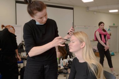 Sahne arkası: Modeller SEMILETOVA defilesine başlamadan önce makyaj ve saç stili yaparlar. Sonbahar-Kış 2020-21. Global Yetenekler Dijital. 04 Eylül 2020, Moskova, Rusya.