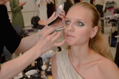 Sahne arkası: Modeller SEMILETOVA defilesine başlamadan önce makyaj ve saç stili yaparlar. Sonbahar-Kış 2020-21. Global Yetenekler Dijital. 04 Eylül 2020, Moskova, Rusya.