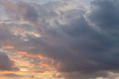 Bulutlu gün batımının soyut arkaplanı altın saat. Yüksek kalite fotoğraf