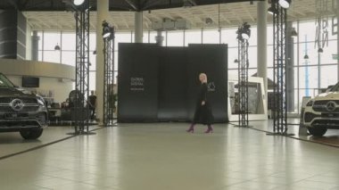 SEMILETOVA podyumunda bir model yürüyor. Sonbahar-Kış 2020-21. Global Yetenekler Dijital. 04 Eylül 2020, Moskova, Rusya.