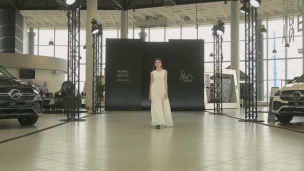 Un model merge pe pistă pe podiumul SEMILETOVA. Toamna-iarna 2020-21. Global Talents Digital. 04 septembrie 2020, Moscova, Rusia . — Videoclip de stoc