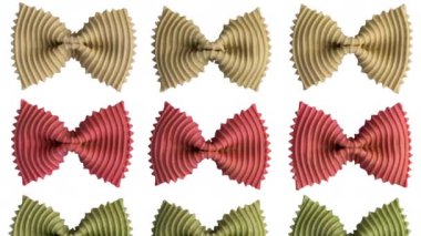 Renkli papyon makarna. Yakın plan beyaz zemin üzerinde çoklu farfalle izole.