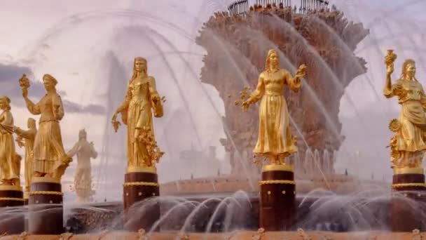 Fontanna "Przyjaźń narodów" o zachodzie słońca. Jeden z głównych symboli ery sowieckiej. Szesnaście żeńskich posągów fontanny reprezentuje 16 sowieckich republik. Moskwa. Rosja. — Wideo stockowe