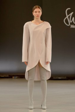 SEMILETOVA podyumunda bir model yürüyor. Sonbahar-Kış 2020-21. Global Yetenekler Dijital. 04 Eylül 2020, Moskova, Rusya.