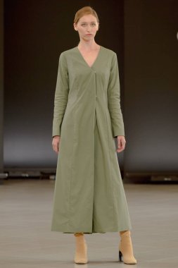 SEMILETOVA podyumunda bir model yürüyor. Sonbahar-Kış 2020-21. Global Yetenekler Dijital. 04 Eylül 2020, Moskova, Rusya.