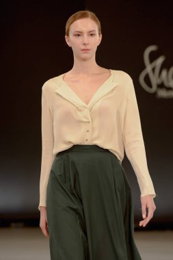 SEMILETOVA podyumunda bir model yürüyor. Sonbahar-Kış 2020-21. Global Yetenekler Dijital. 04 Eylül 2020, Moskova, Rusya.