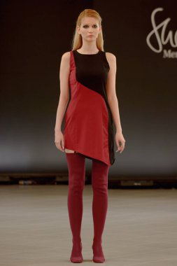 SEMILETOVA podyumunda bir model yürüyor. Sonbahar-Kış 2020-21. Global Yetenekler Dijital. 04 Eylül 2020, Moskova, Rusya.