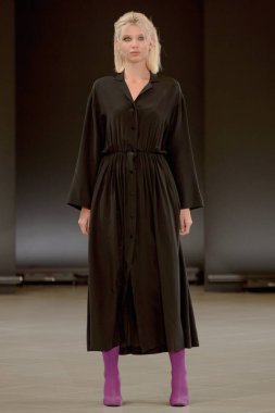 SEMILETOVA podyumunda bir model yürüyor. Sonbahar-Kış 2020-21. Global Yetenekler Dijital. 04 Eylül 2020, Moskova, Rusya.