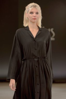 SEMILETOVA podyumunda bir model yürüyor. Sonbahar-Kış 2020-21. Global Yetenekler Dijital. 04 Eylül 2020, Moskova, Rusya.