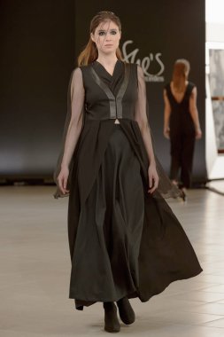 SEMILETOVA podyumunda bir model yürüyor. Sonbahar-Kış 2020-21. Global Yetenekler Dijital. 04 Eylül 2020, Moskova, Rusya.