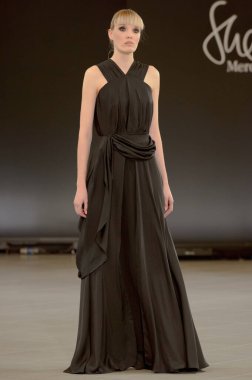 SEMILETOVA podyumunda bir model yürüyor. Sonbahar-Kış 2020-21. Global Yetenekler Dijital. 04 Eylül 2020, Moskova, Rusya.